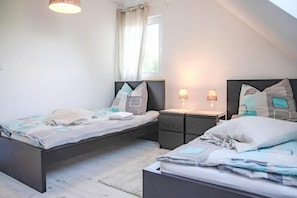3 Schlafzimmer, Reisekinderbett, kostenloses WLAN, Bettwäsche