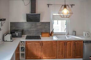 Kühlschrank, Mikrowelle, Ofen, Herdplatte