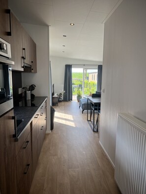 Kühlschrank, Mikrowelle, Geschirrspüler, Hochstuhl