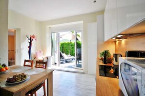 Fridge, microwave, oven, stovetop - Comfortable apartment very close to the beach (Ustronie Morskie)