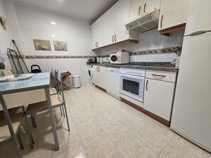 Kühlschrank, Mikrowelle, Ofen, Geschirrspüler