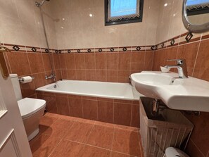 Shower, hair dryer, towels - 15A06 Apartamento centrico en Llanes (Llanes)