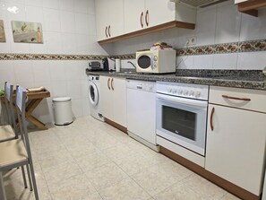 Kühlschrank, Mikrowelle, Ofen, Geschirrspüler