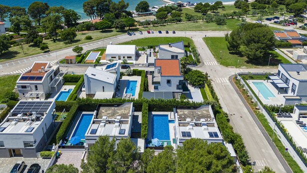 A residential area with modern houses, a swimming pool, and a view of the sea. - Vacation home Rial 2 by Interhome (Fažana)