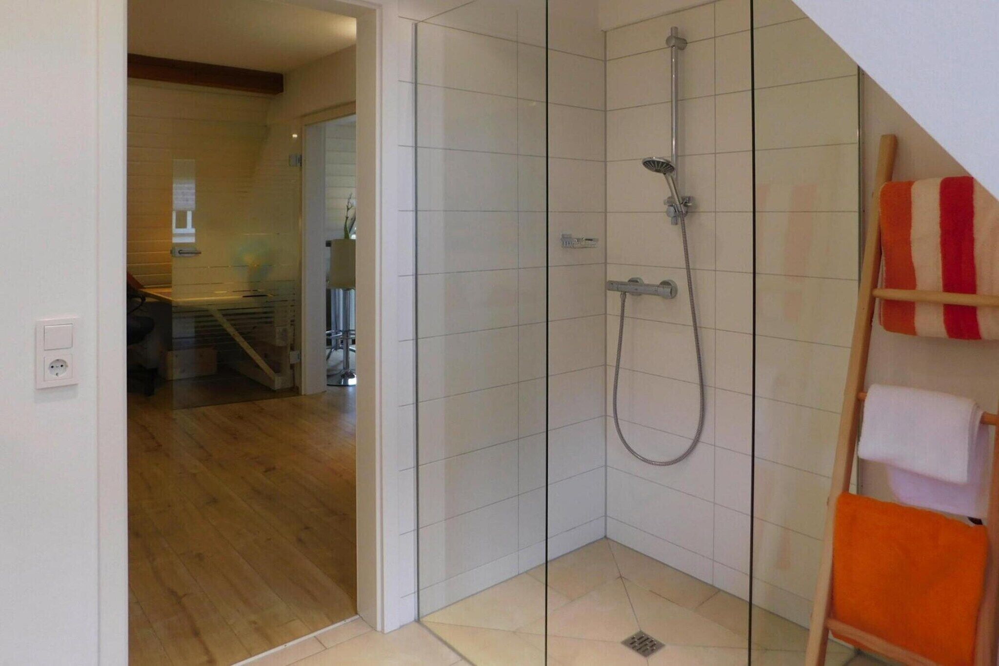 Dusche, Haartrockner, Handtücher