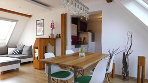 Un loft moderno con comedor, cocina y sala de estar.