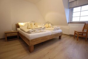 2 bedrooms, travel crib, free WiFi