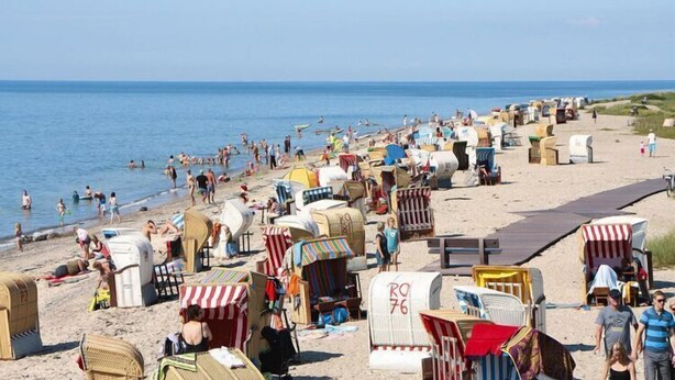 A beach with numerous beach huts and a wooden boardwalk. - Apartment in Petersdorf for 6 Personen (Petersdorf)