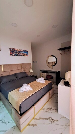 Deluxe Room | In-room safe - La Finestra sul Borgo (Naples)