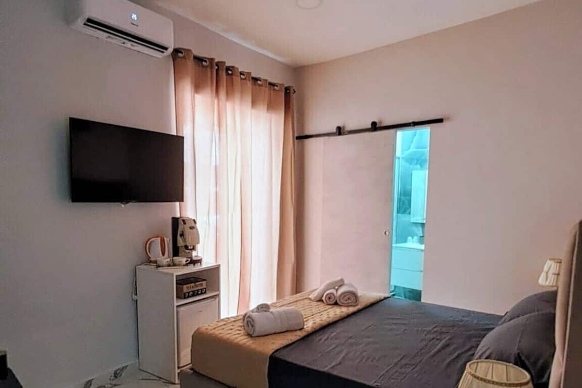 Klassieke kamer, privébadkamer, uitzicht op stad | Een kluis op de kamer