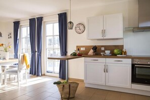 Fridge, microwave, oven, stovetop - Luxushaus Bodstedt mit Lagunenschwimmen (Fuhlendorf)