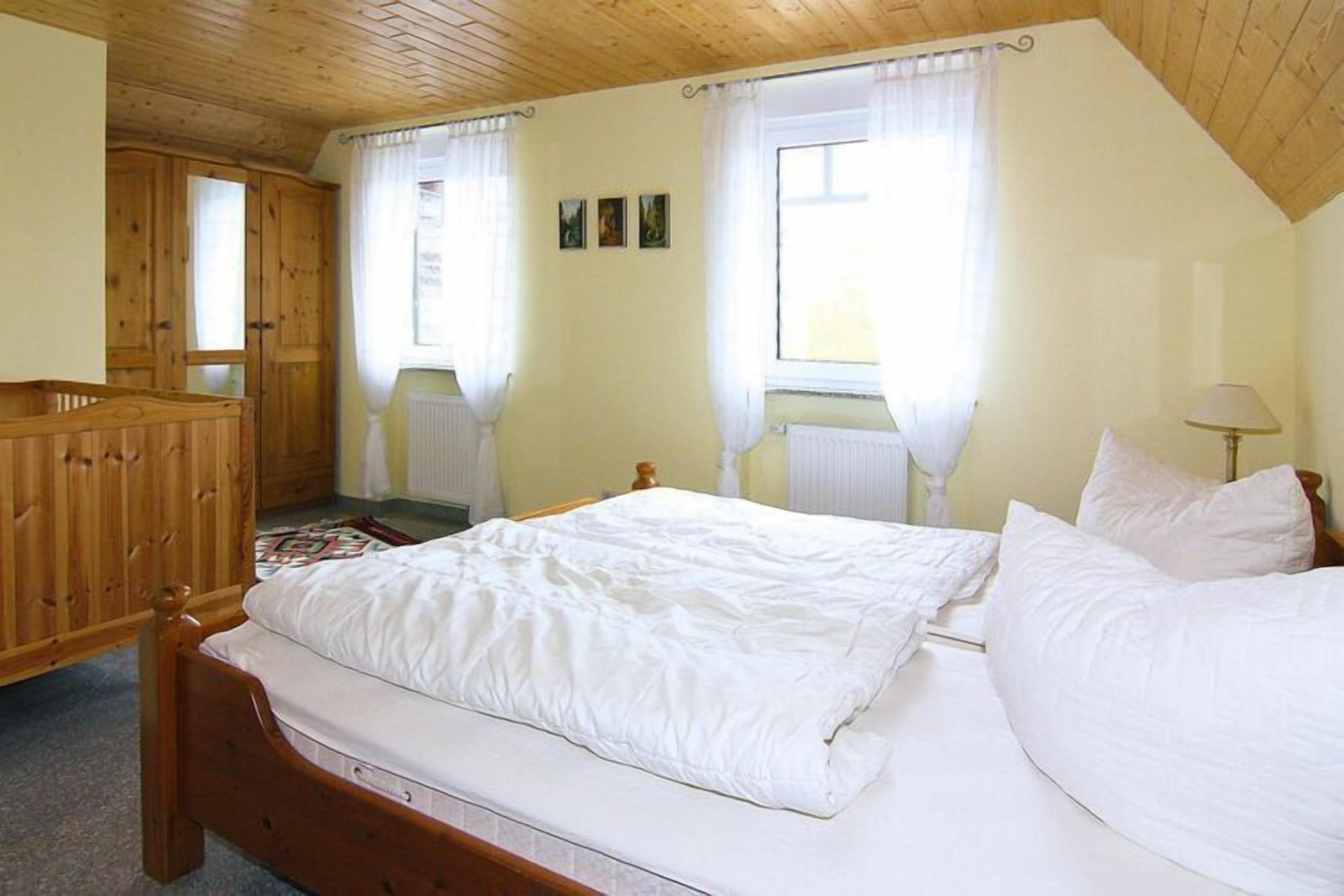 4 bedrooms, travel crib, bed sheets