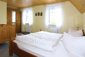 4 bedrooms, travel crib, bed sheets