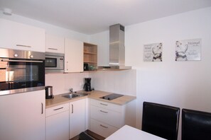 Fridge, microwave, oven, stovetop - Ferienwohnung im Reihenhaus, Friedrichskoog-Spitze (Friedrichskoog-Spitze)