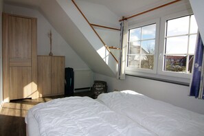 2 bedrooms, travel cot, free WiFi