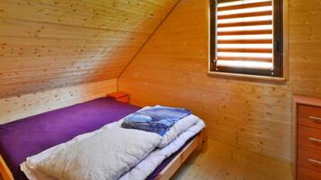 2 bedrooms, travel crib, WiFi (free), bed sheets