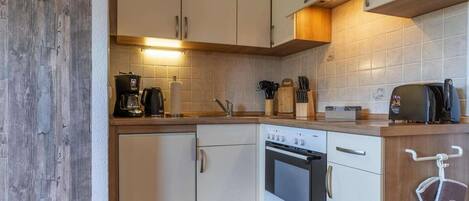 Fridge, oven, stovetop, coffee/tea maker