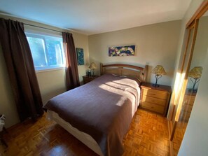 3 bedrooms, desk, WiFi, bed sheets