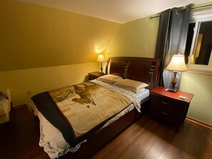 3 bedrooms, desk, WiFi, bed sheets