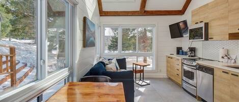 Réfrigérateur, four à micro-ondes, un four, surface de cuisson