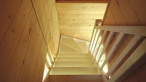A wooden staircase with a view of the ceiling and walls. - Chalet in Pobierowo near Baltic Sea Beach (Pobierowo)