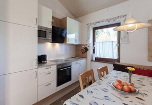 Fridge, oven, stovetop, coffee/tea maker