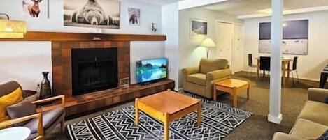 Una televisión, una chimenea