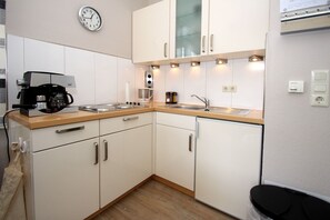 Fridge, microwave, oven, stovetop - Ferienwohnung mit Sonnenterrasse in Dornumersiel (Dornumersiel)