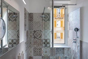 Appartement, balcon | Douche de la salle de bain