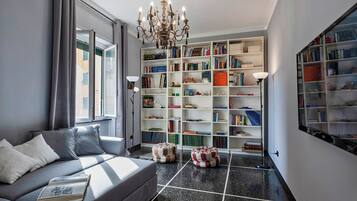 Apartamento, sacada | Área de estar | TV 35 polegadas com canais via satélite