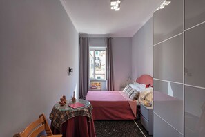 Apartamento, sacada | 1 quarto, ferros/tábuas de passar roupa, Wi-Fi de cortesia