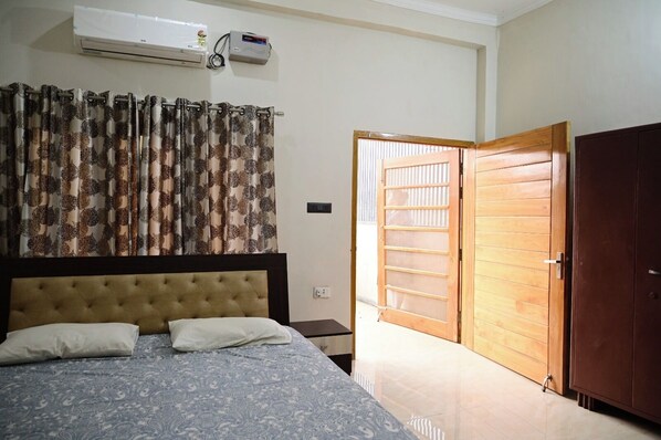 1 bedroom, WiFi, bed sheets - Luxury king-size room with Balcony in Ayodhya. 10 minutes from Ram Mandir! (Faizabad)