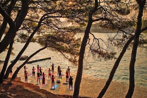 På stranden og solsenger