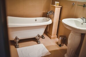 Standard Double Room, Garden View | Bathroom | Bathtub, hair dryer, bathrobes, slippers - Manfred Schöner - Zámek Kamenný Dvůr  (Kynsperk nad Ohri)