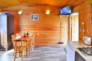 Kylskåp, spishäll, kaffe- och tebryggare och vattenkokare