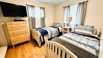 3 bedrooms, desk, iron/ironing board, free WiFi