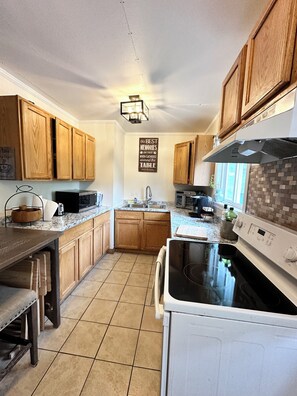 Fridge, microwave, oven, stovetop - Only 5 minute walk to Downtown and attractions! Explore Alaska (Kodiak)