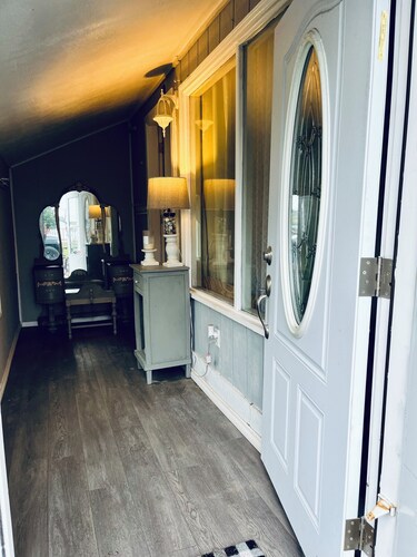 Only 5 minute walk to Downtown and attractions! Explore Alaska