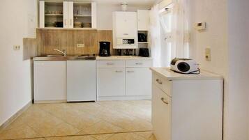 Kühlschrank, Herdplatte, Wasserkocher mit Kaffee-/Teezubehör, Toaster