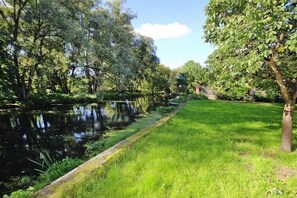 المنطقة المحيطة بالمنشأة