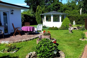 Outdoor dining - Ferienhäuser am Teich, Zinnowitz (Zinnowitz)