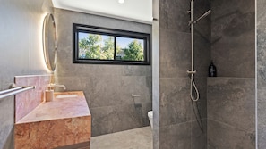 Dusche, Haartrockner, HandtĂŒcher