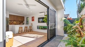 Een koelkast, een microgolfoven, een oven, een kookplaat