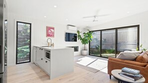 Smart TV - Blue Ash Studio in Lennox Head Village (Lennox Head)