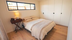 1 slaapkamer, een strijkplank/strijkijzer, gratis wifi, beddengoed