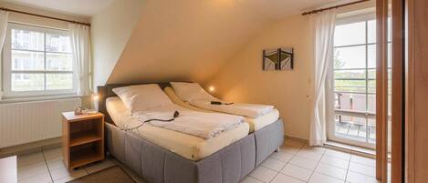 2 bedrooms, travel cot, free WiFi