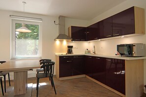 Kühlschrank, Mikrowelle, Herdplatte, Geschirrspüler