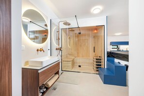 Deluxe Studio Suite | Bathroom