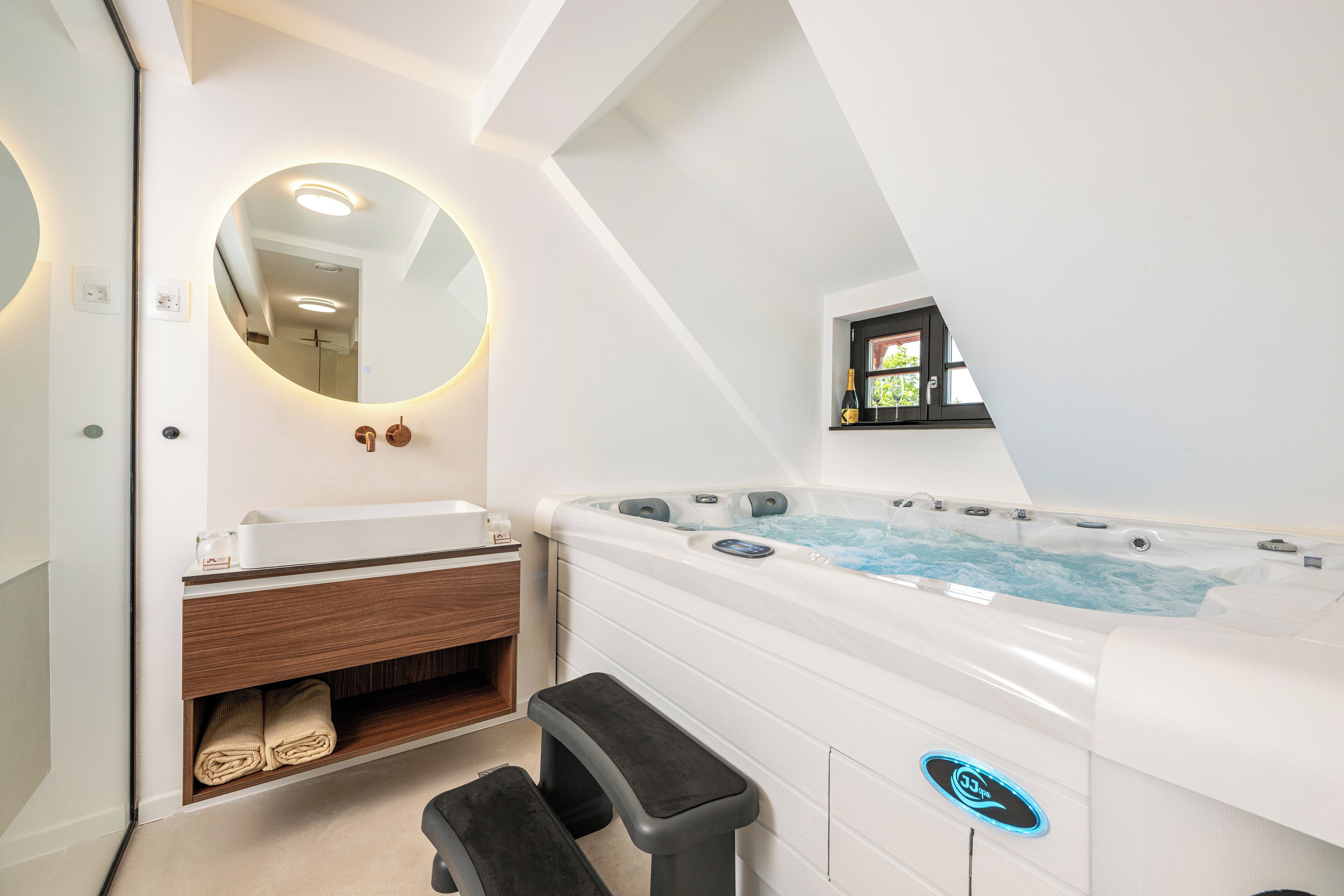 Deluxe Studio Suite | Bathroom