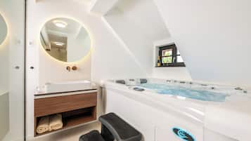 Deluxe Studio Suite | Bathroom